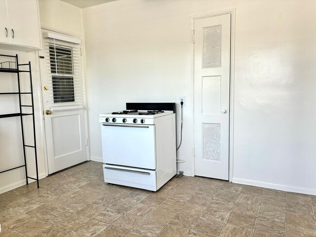 Building Photo - CHARMING APARTMENT IN NORTH HOLLYWOOD