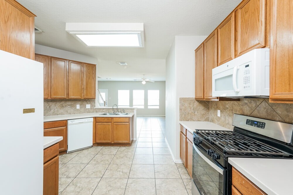 Building Photo - 18423 Knob Hill Lake Ln