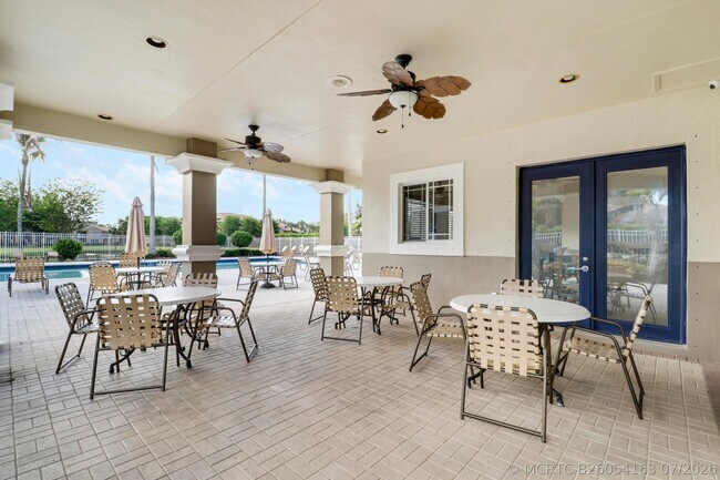 Building Photo - 121 SW Palm Dr