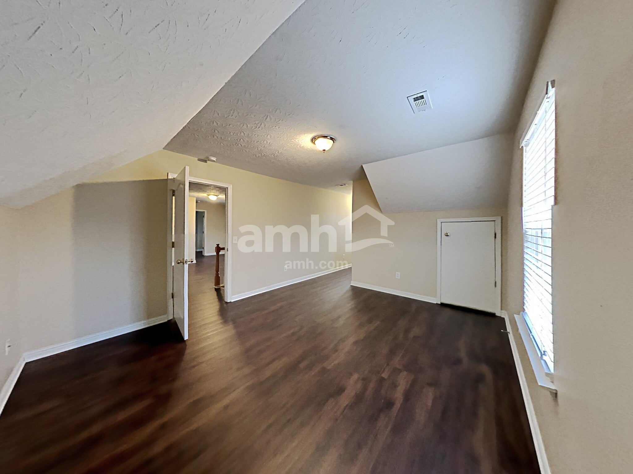 Building Photo - 7411 Meadowwood Way