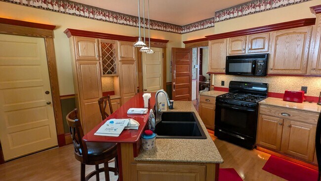 Building Photo - Welcome to this fully furnished 3-bedroom, 1.5-bath home in Massillon