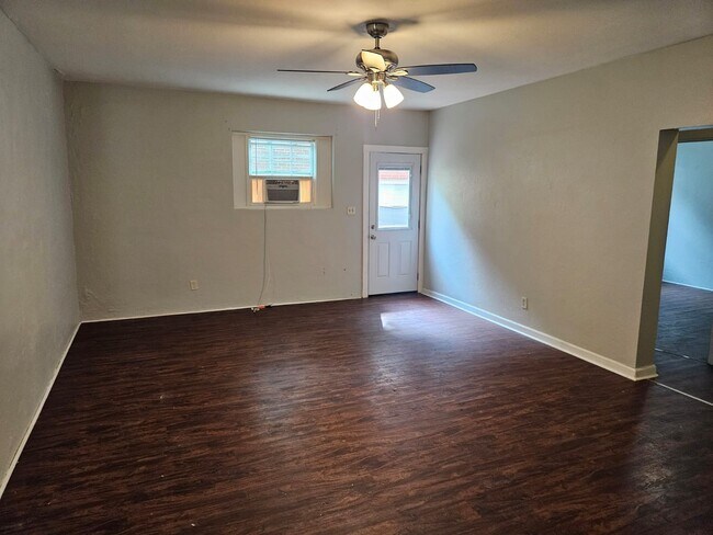 Building Photo - 567 Northside Dr