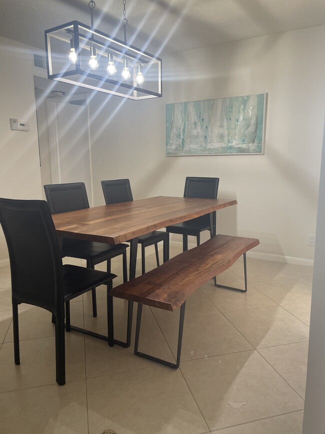 Dining Set - 500 Egret Cir