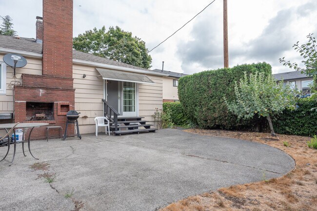 Building Photo - 7222-7224-7224 NE Tillamook St