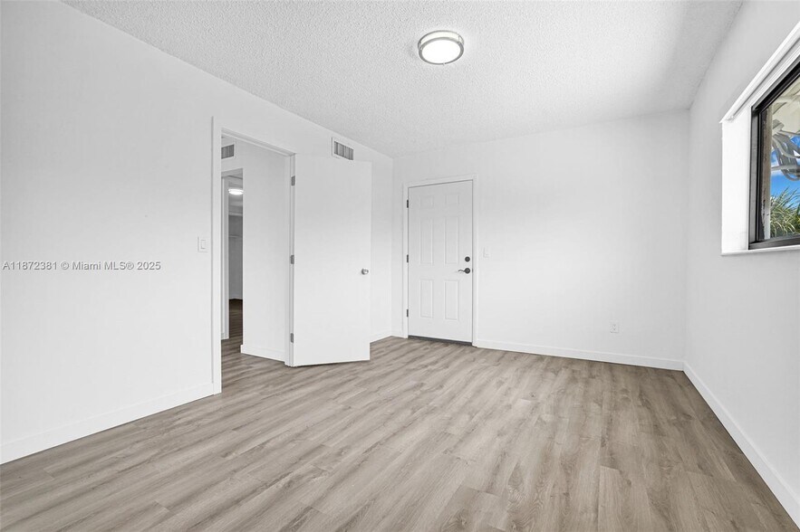 Building Photo - 13090 Griffing Blvd