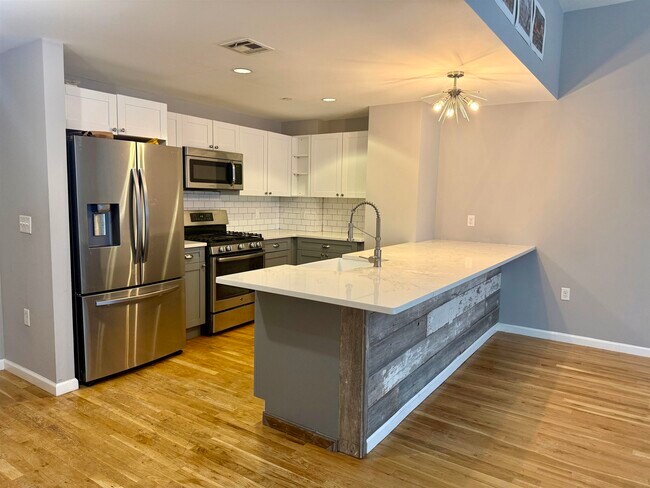 Building Photo - 305 Whiton St
