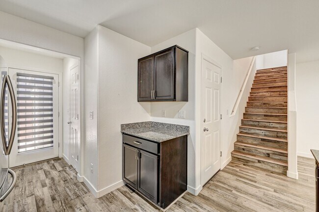 Building Photo - Exquisite Townhome - Life of luxury