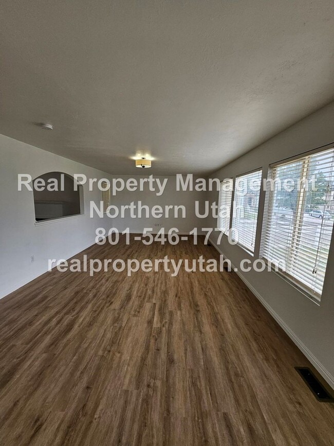 Building Photo - 3 Bedroom Home in Clearfield Available