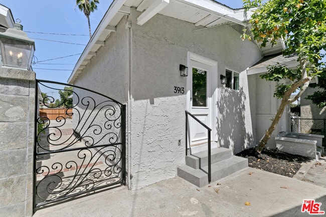 Building Photo - 3913 S Budlong Ave