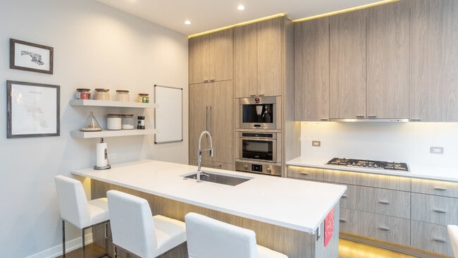 Building Photo - 1947 W Diversey Pkwy