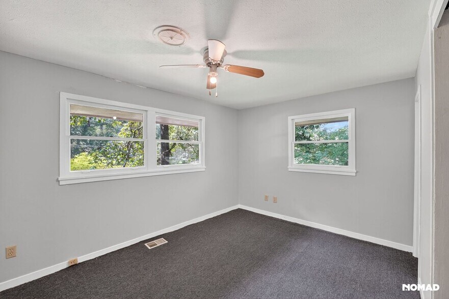 Building Photo - 704 Valleyview Dr