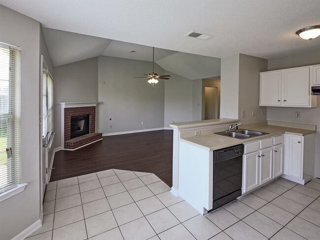 Building Photo - 3 Bedroom, 2 Bath Near Whitten and Dexter