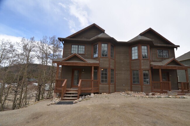 Building Photo - Oak Street Duplex