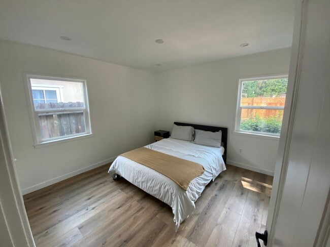 Building Photo - UNFURNISHED- 3B2B House in Toluca Lake/NoHo