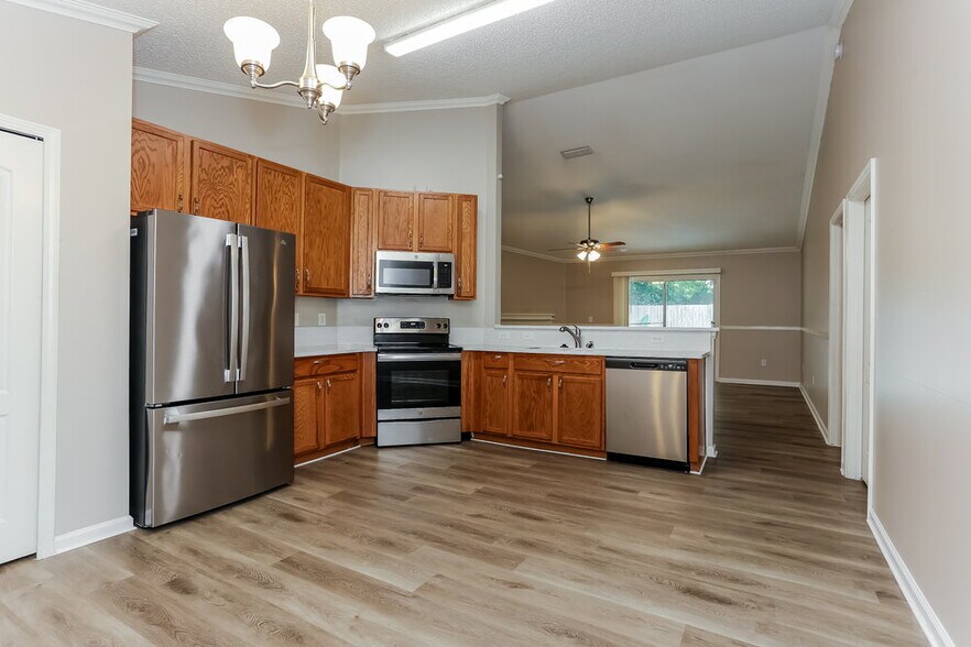 Building Photo - 14196 Crestwick Dr W