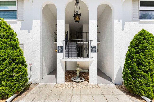 Building Photo - 5800 Hollywood Blvd