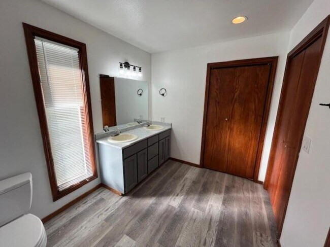 Building Photo - 3 bedroom in Des Moines WA 98168
