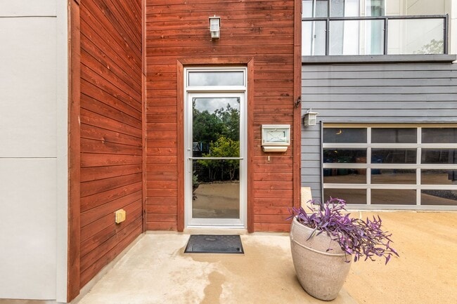 Building Photo - Gorgeous Fully Furnished Home in Brentwood...