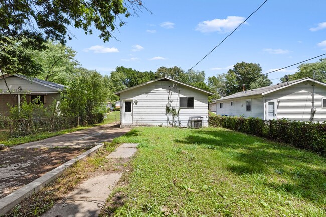 Building Photo - Charming 3-Bedroom Home with Fenced Yard a...
