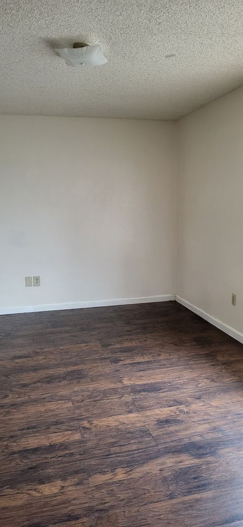 Building Photo - Nice 3 Bedroom 1 1/2 Bath Townhouse in Tac...