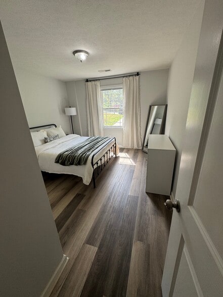 Building Photo - 4647 Ferncliff Dr