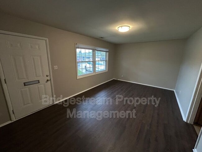 Building Photo - 1205 S Maple Ave