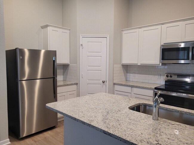 Building Photo - Want luxury living in the Far West ...Look no further...Amanda Park is it