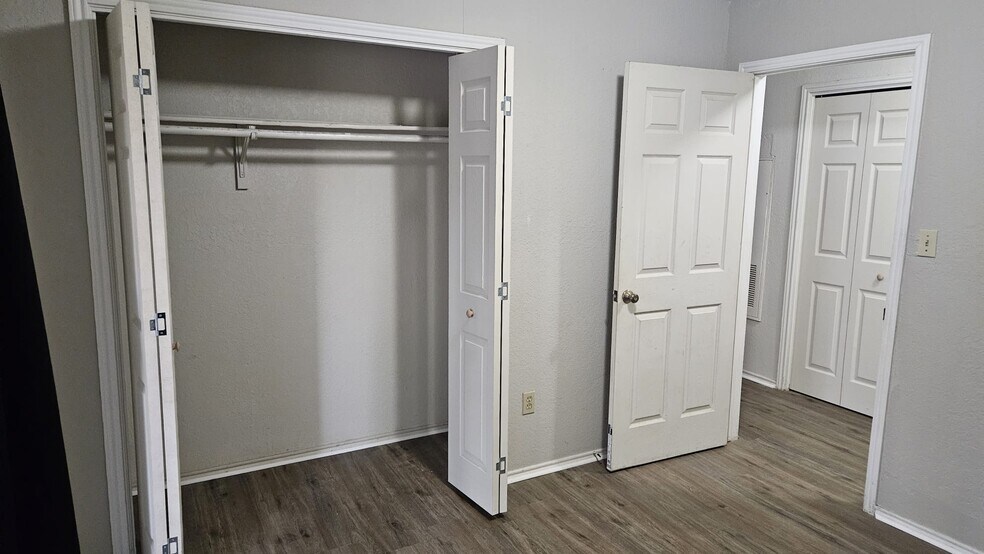 Bedroom - 1202 Thorpe Ln