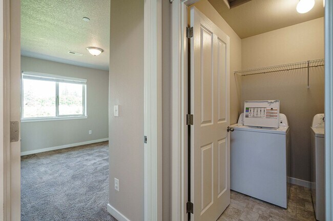 Building Photo - Easy I-205 Access - 3 Bedroom 2.5 Bath Townhouse