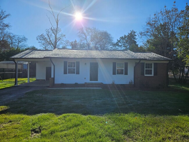 Primary Photo - Newly Remodeled Ranch Home Close to Ft. Li...