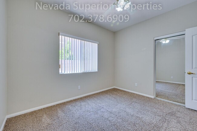 Building Photo - SE Single Story 3 Bedroom Home!!! Low Main...