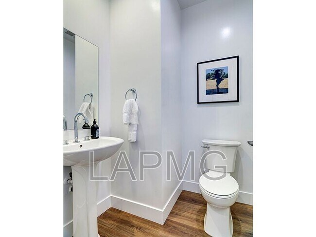 Building Photo - 5600 W 78th St