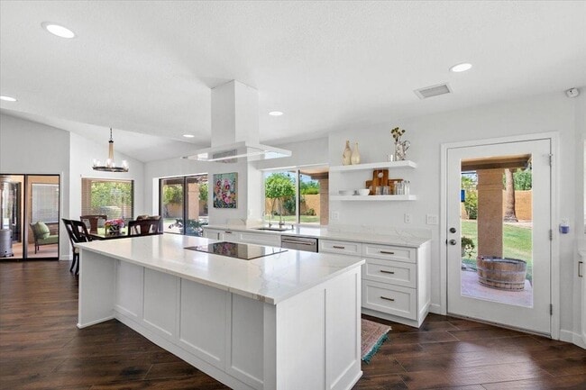 Building Photo - 10628 E Cinnabar Ave