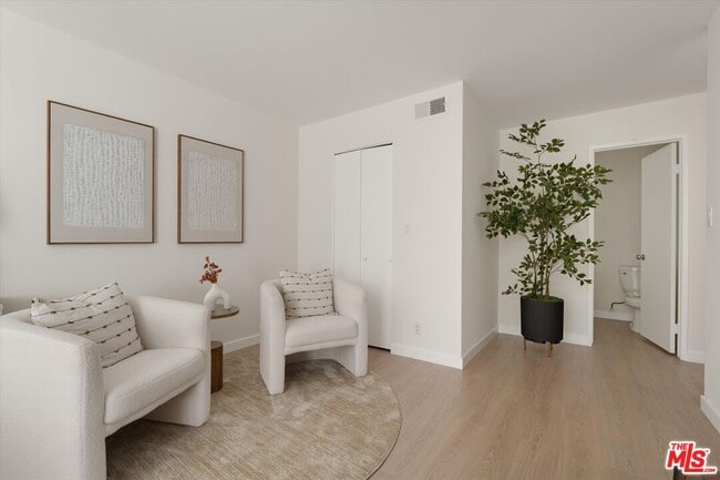 Building Photo - 429 N Oakhurst Dr