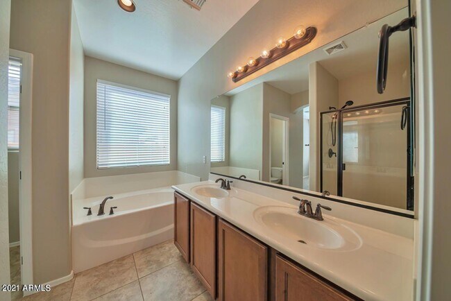 Building Photo - 4063 E Cherry Hills Dr