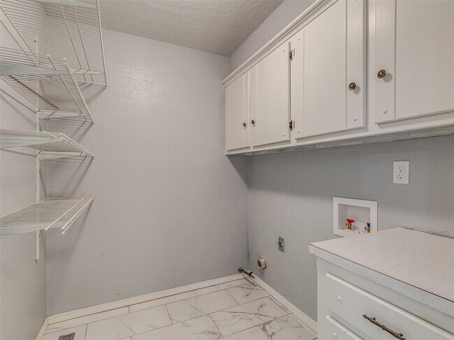 Building Photo - Updated & Close to Everything!