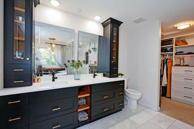 Building Photo - Beautiful 4-Bedroom Home in Vadnais Height...
