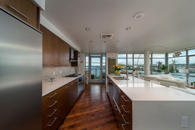 Building Photo - FULLY FURNISHED Waterfront Pearl Condo w/most utilities/2 parking spaces/most utilities