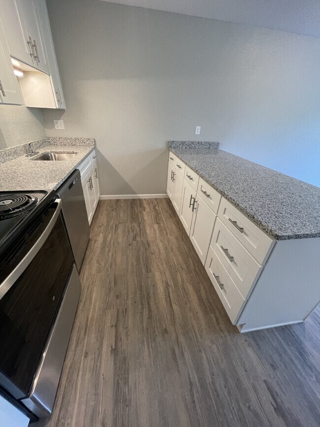 Building Photo - Beautiful Newly Remodeled 2 Bedroom 1 Bath...