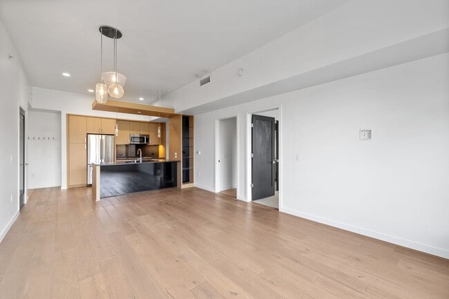 Building Photo - Luxurious 1 bedroom in Capital Hill!