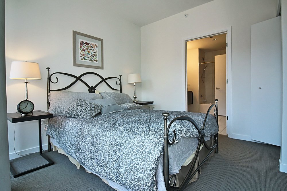 Building Photo - 170 W Chicago Ave