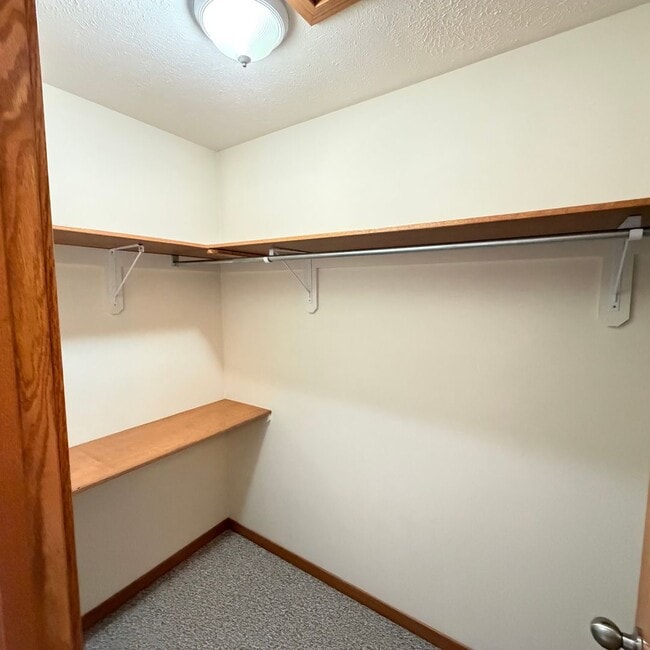 Building Photo - Large 3 bedroom duplex - move in ready!