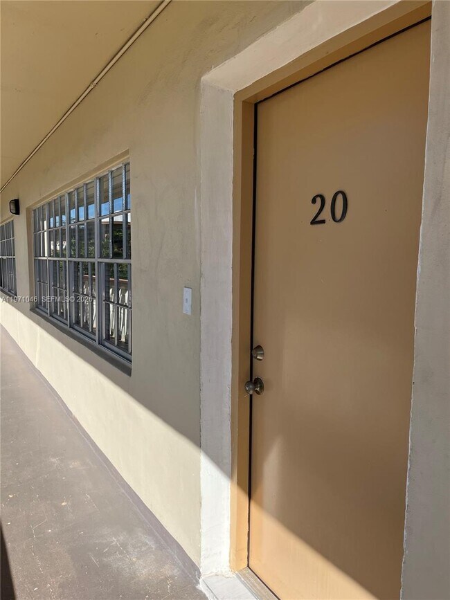 Building Photo - 11855 NE 19th Dr