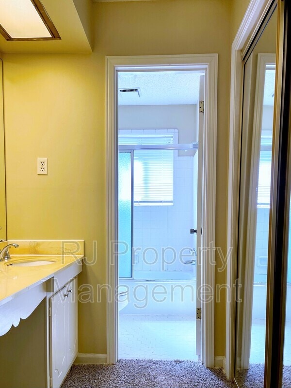 Building Photo - 3235 Foxgate Dr