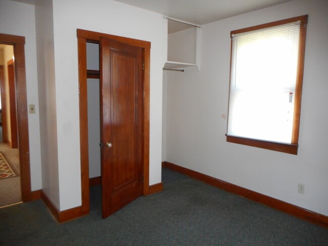 Building Photo - 318 Sheppard Ave