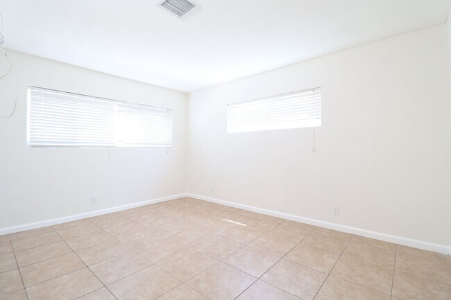 Building Photo - Tastefully updated 3-bed, 2-bath House for...