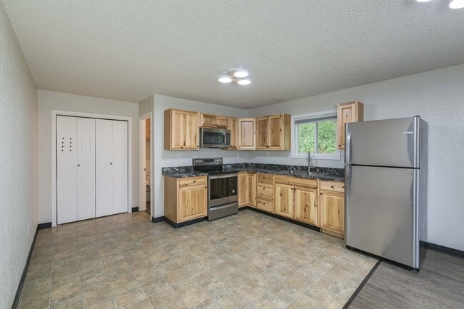 Building Photo - 5 bed 3 bath Home in Fairbanks