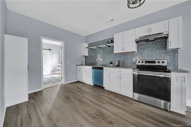 Building Photo - Beautifully renovated 3 bedroom, 2 full bathroom in Rock Hill