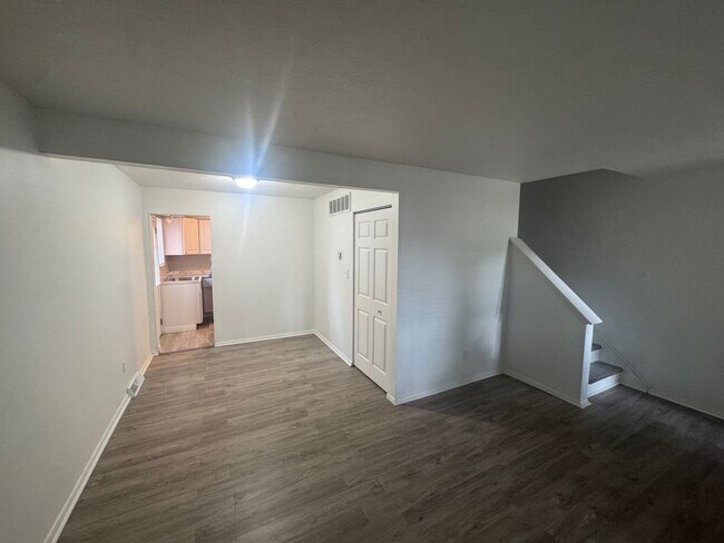 Building Photo - 2472 Warren Pkwy