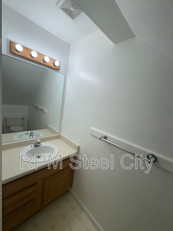 Building Photo - 498-498 W Bellflower Dr